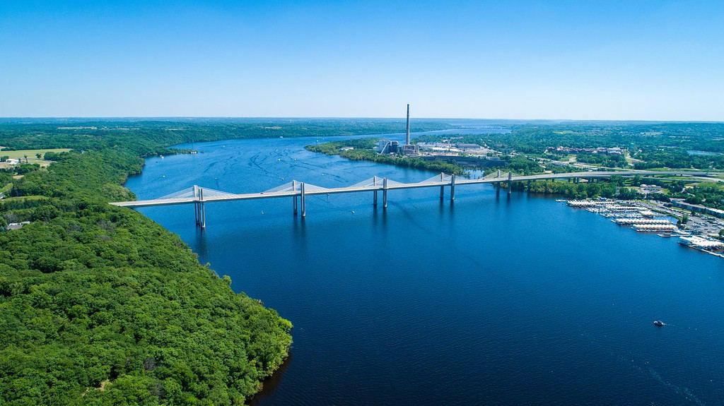 avvicinandosi al ponte St. Croix Crossing vicino a Stillwater Minnesota sul fiume St. Croix