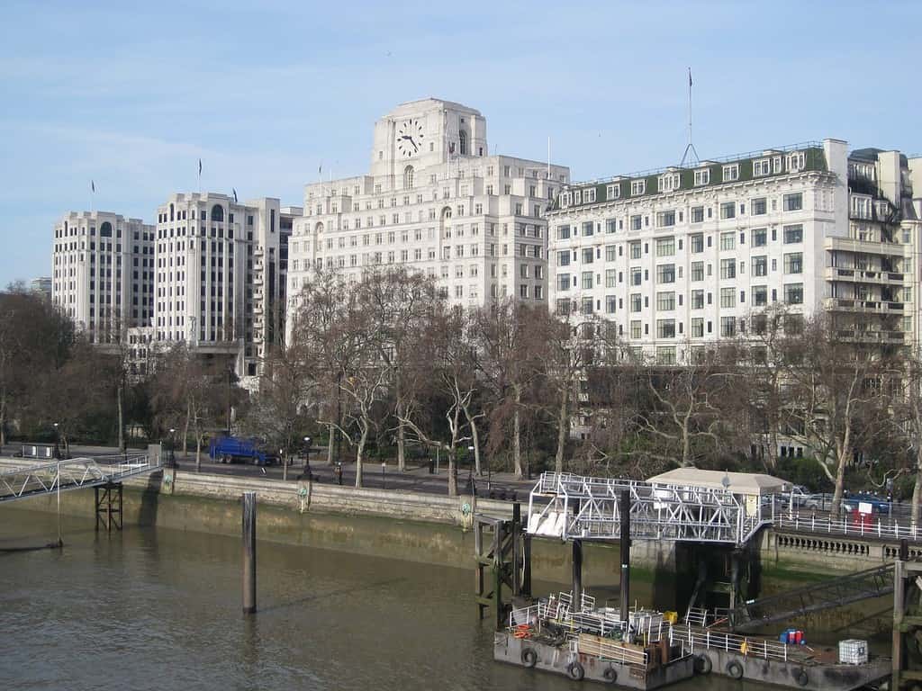 Il fiume Tamigi, Londra e il retro del Savoy Hotel.