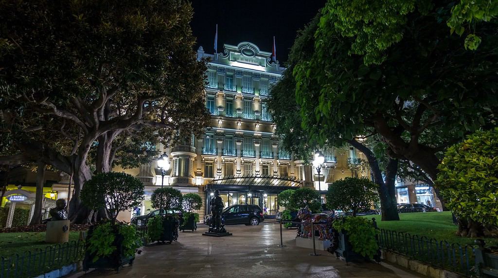 Hotel Hermitage a Monte Carlo illuminato dall'hyperlapse timelapse notturno, Monaco.  Parcheggiare di fronte.  Questo storico hotel di lusso è stato costruito agli inizi del 1900 nel cuore di Monte-Carlo.