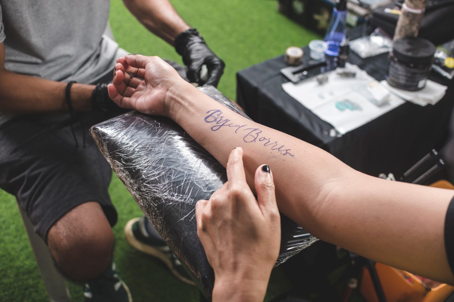 Un contorno di un nome in corsivo sull'avambraccio di un cliente prima dell'effettiva procedura del tatuaggio.