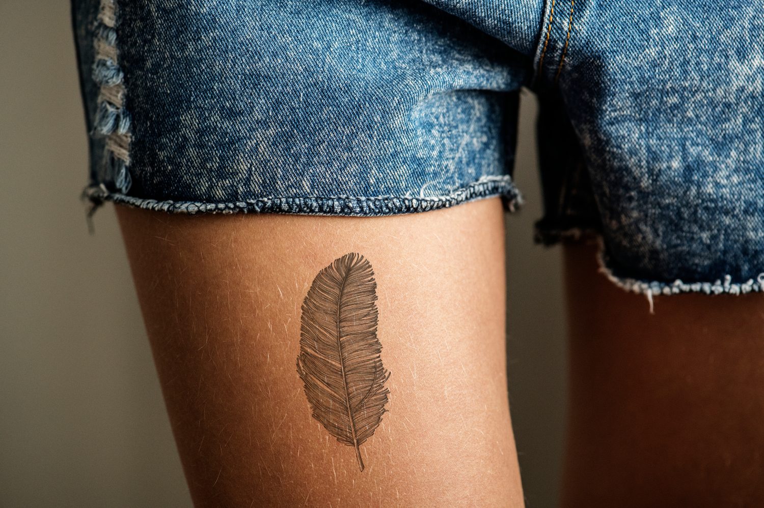 Primo piano di un tatuaggio sulla parte superiore della coscia di una donna