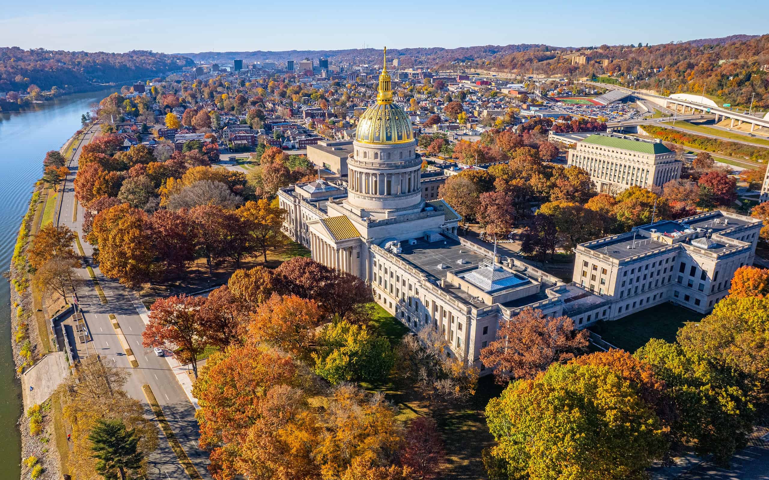 Veduta aerea del West Virginia State Capitol Building e del centro di Charleston con foglie autunnali