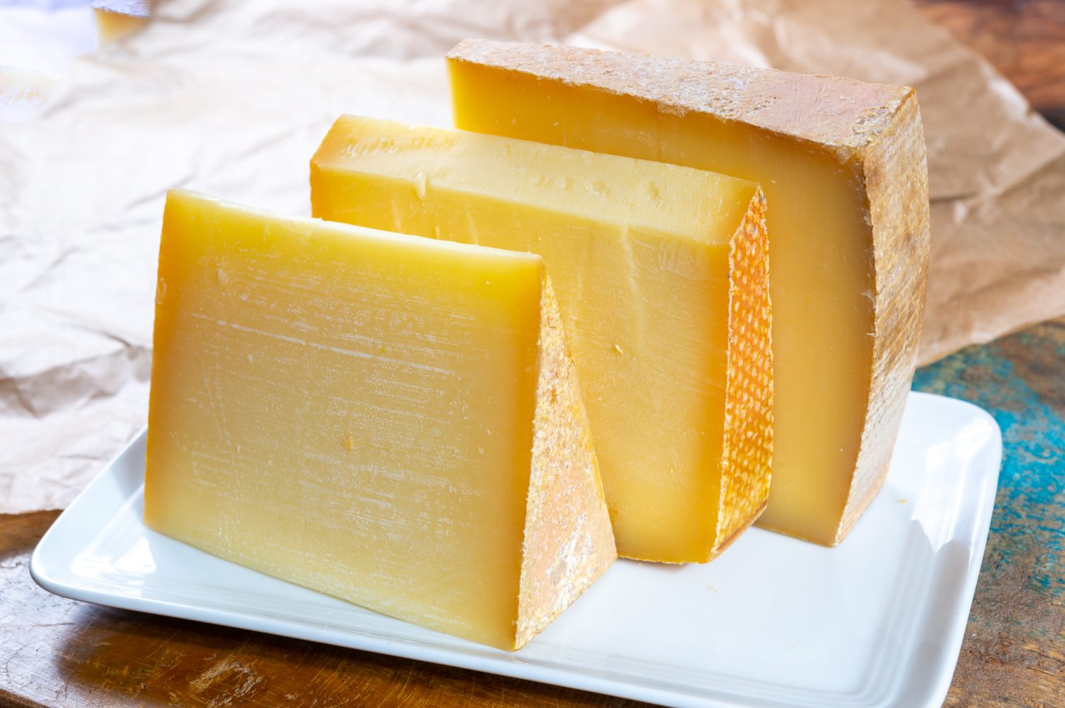 Raccolta di formaggi, comte francese e formaggi groviera svizzeri da vicino