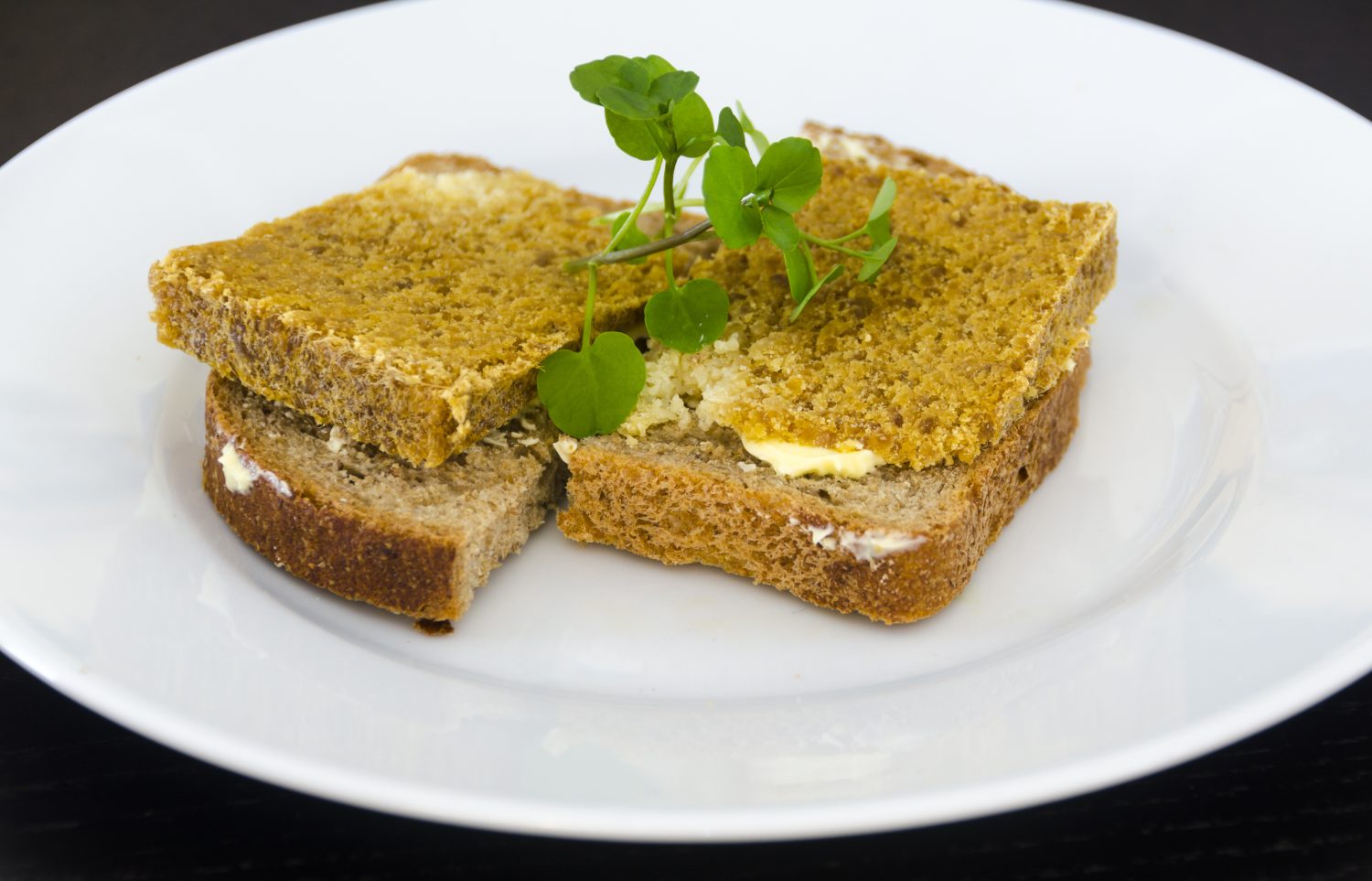 Formaggio stagionato norvegese sul pane