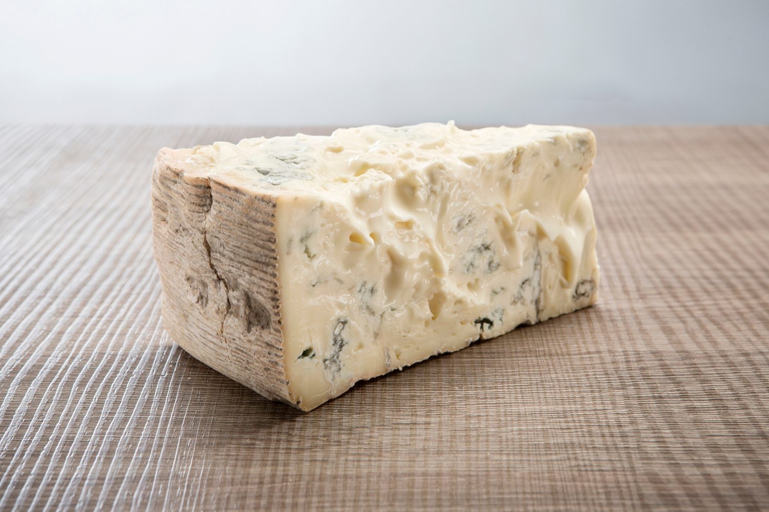 Gorgonzola Formaggio blu stagionato tradizionale italiano su fondo di legno