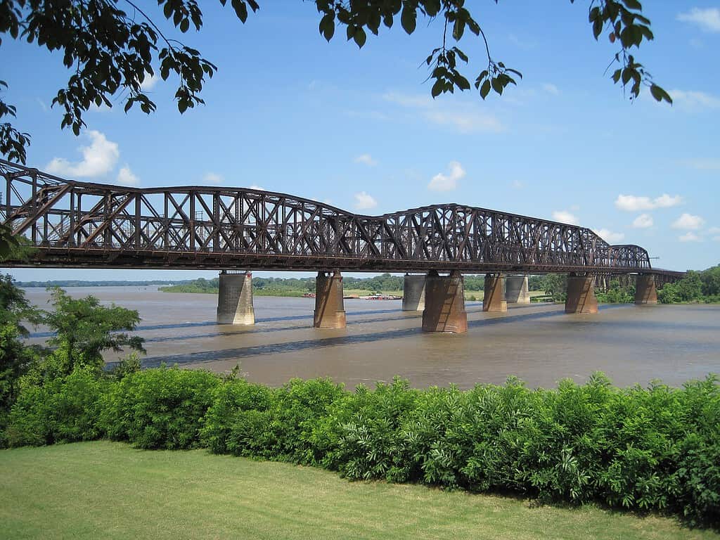 Il ponte più lungo del Tennessee è l'Harahan Bridge, lungo 4.973 piedi!  È un ponte ferroviario e pedonale.