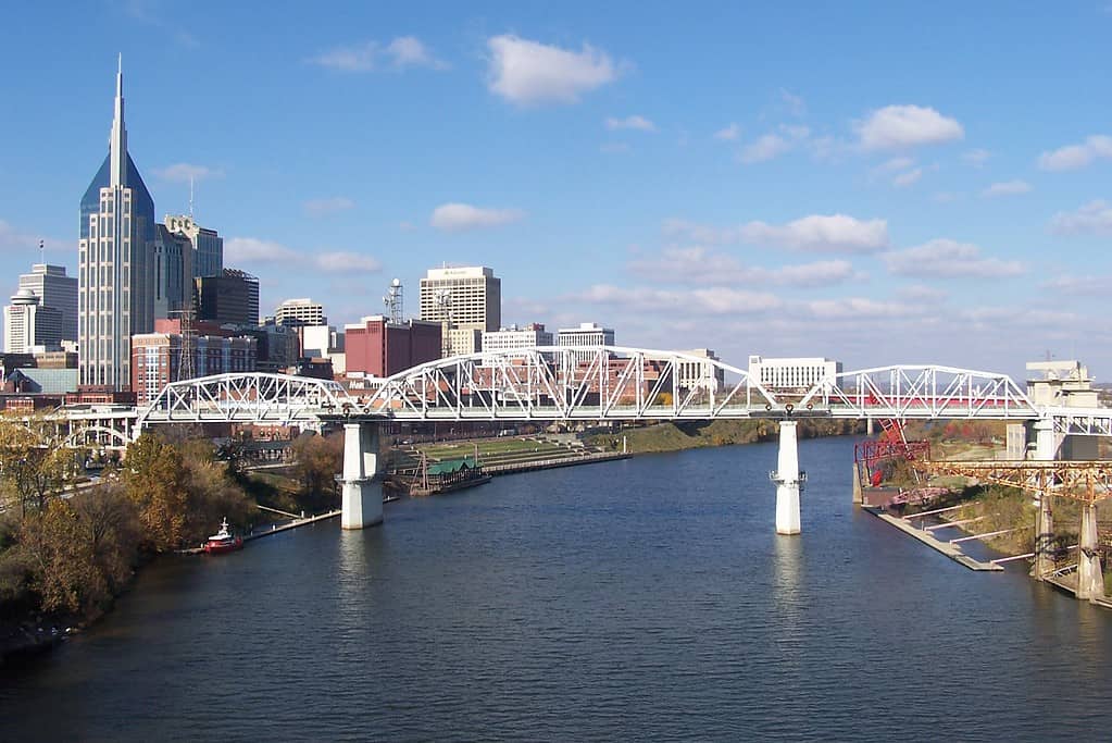 Il ponte pedonale di Shelby Street è stato sostituito dal ponte pedonale John Seigenthaler nel TN del 2015, che è lungo ben 3.150 piedi!