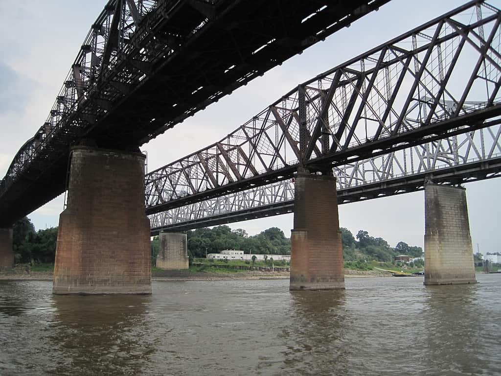 Da sinistra a destra: ponte Harahan, ponte Frisco, ponte Memphis-Arkansas