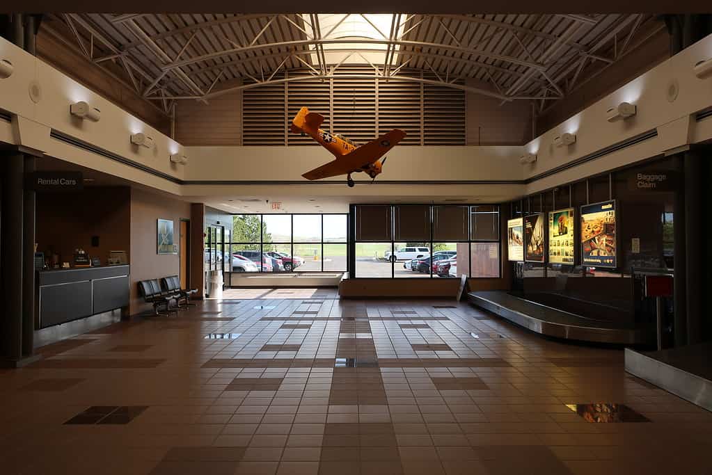 Interno del terminal dell'aeroporto Gillette-Campbell County nella contea di Campbell, Wyoming