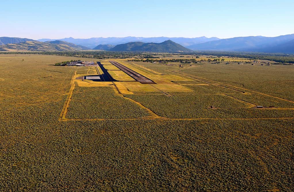 Aeroporto di Jackson Hole dall'alto, Wyoming.  Immagine aerea (fotografata da un aereo).