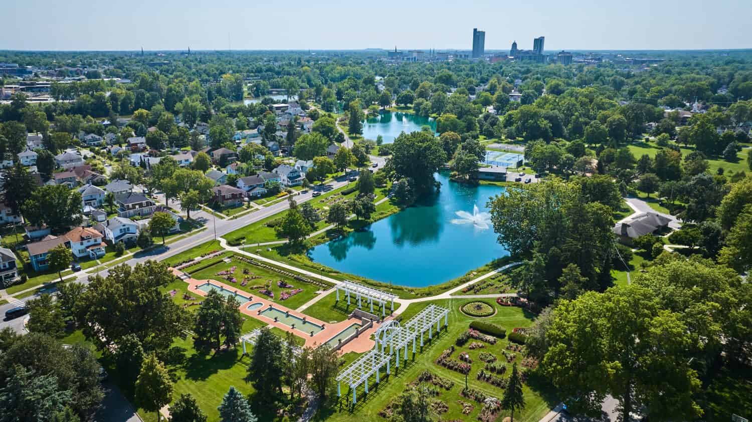 Giardini e fontane del Lakeside Park aereo con il lontano centro di Fort Wayne