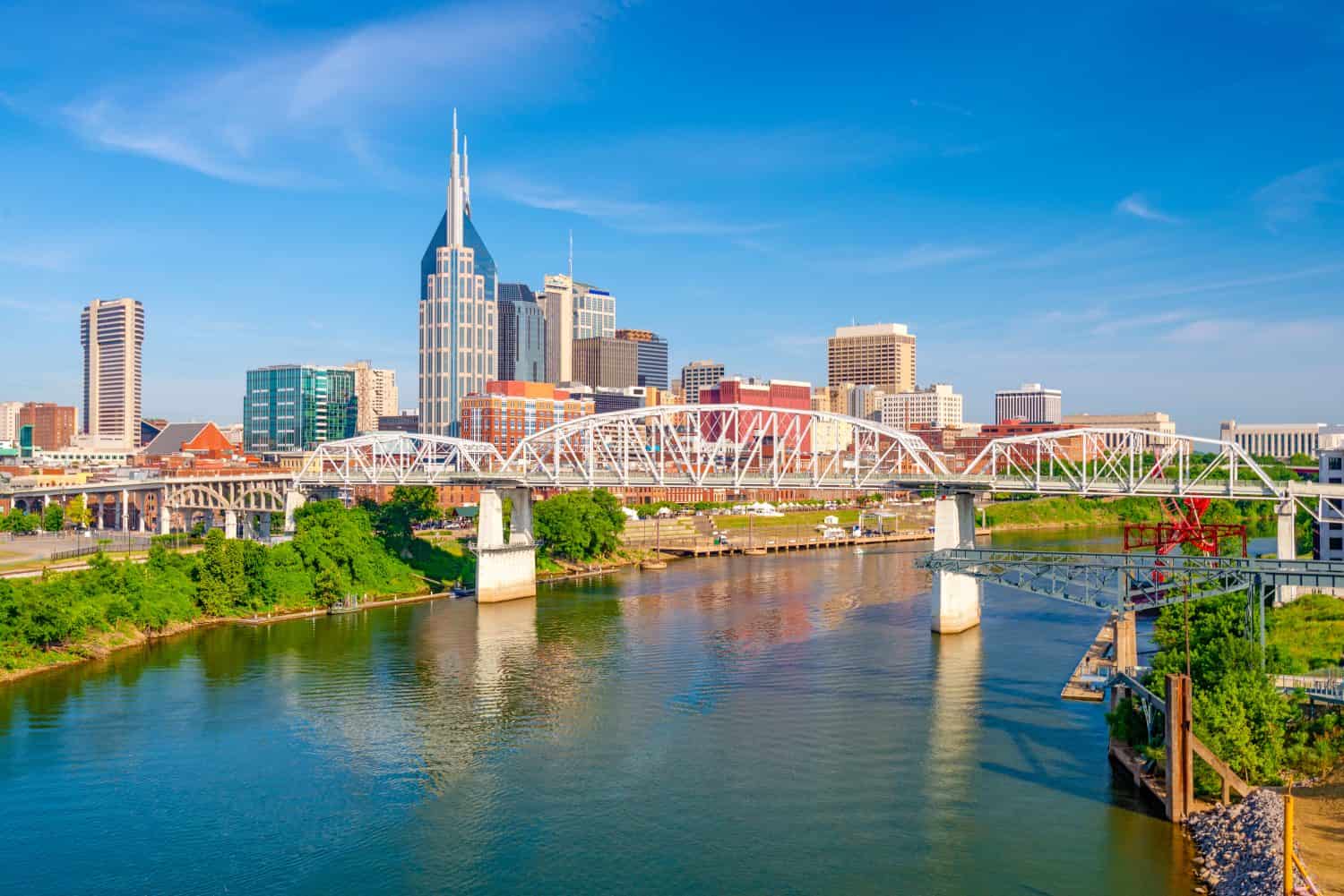 Nashville, Tennessee, Stati Uniti d'America skyline del centro città sul fiume Cumberland.