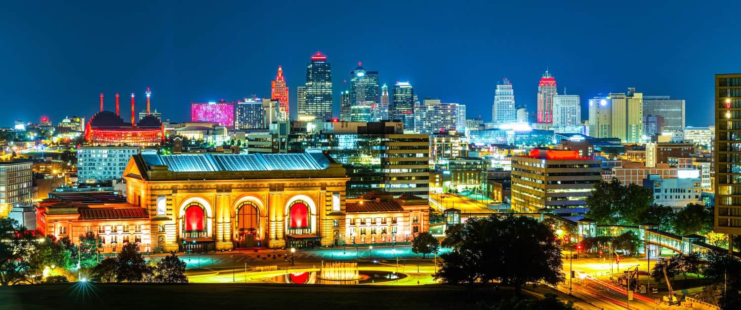 Skyline di Kansas City di notte, visto dal Liberty Memorial Park, vicino alla Union Station.  Kansas City è la città più grande del Missouri.