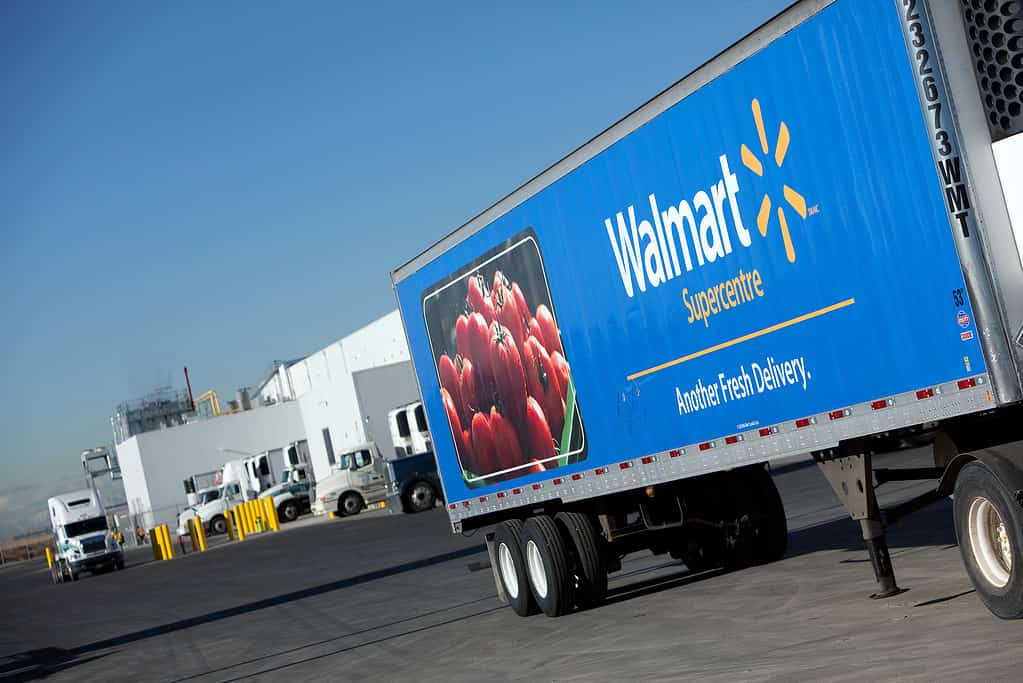 Un trailer di Walmart Canada dal centro di distribuzione di alimenti freschi Balzac.