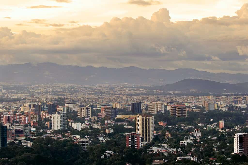 Una vista panoramica di Città del Guatemala nel pomeriggio.