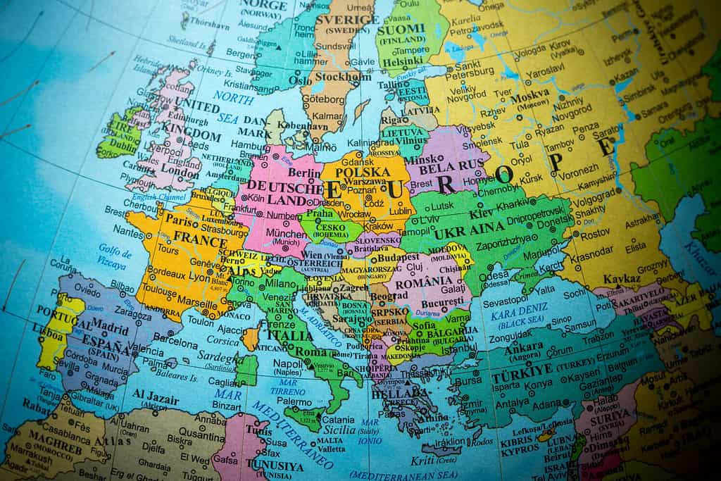 Visualizzazione della mappa dell'Europa su un globo geografico (vignetta).