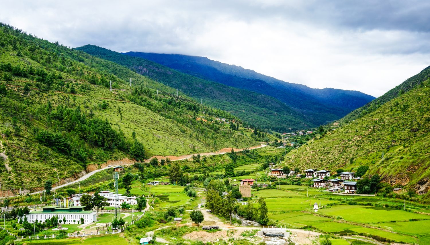 Paesaggio di montagna con valle verde a Thimphu, Bhutan.  Il Bhutan si trova sulle pendici meridionali dell'Himalaya orientale.