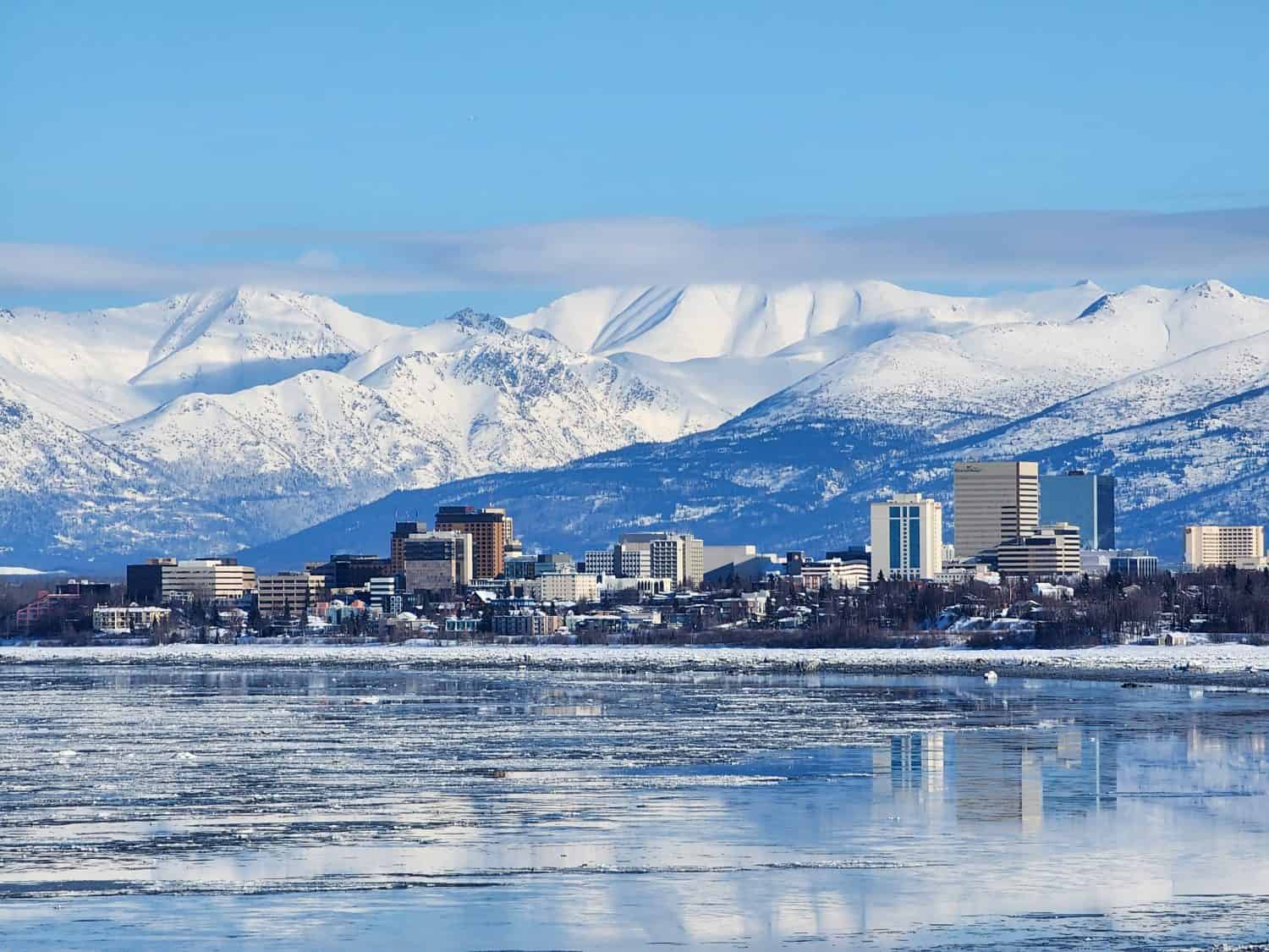 La città innevata di Anchorage, in Alaska, negli Stati Uniti d'America, è uno dei sogni di molte persone da visitare per il suo paesaggio, la sua cultura e la sua cucina.