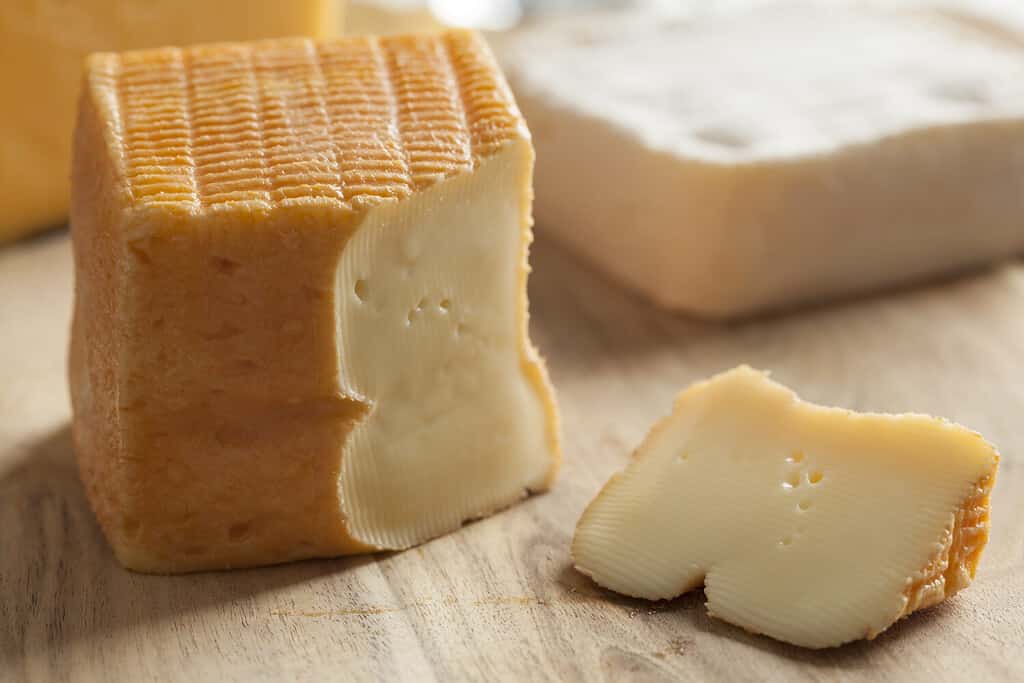 Pezzo di formaggio Limburger belga su un tagliere di formaggi