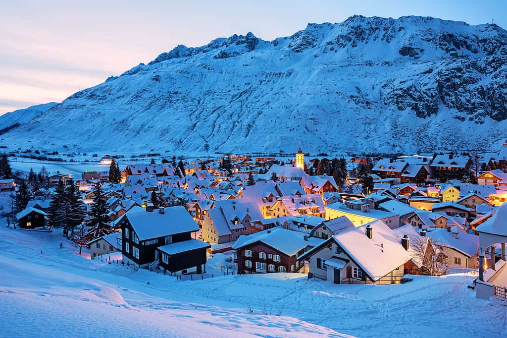 Villaggio di Andermatt nelle montagne delle Alpi svizzere, Svizzera in inverno