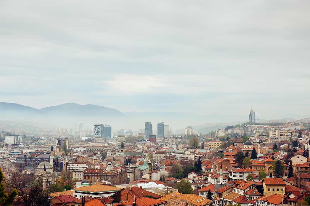 Vista panoramica della città primaverile di Sarajevo, Bosnia ed Erzegovina.  Un viaggio in una città europea dei Balcani tra le montagne dai tetti arancioni