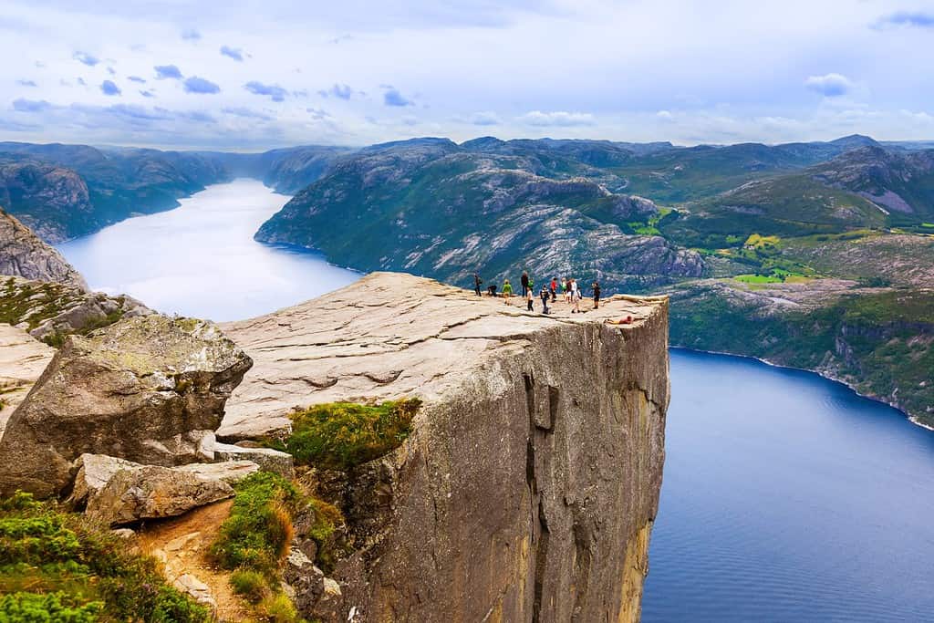 Cliff Preikestolen nel fiordo Lysefjord - Norvegia - natura e sfondo di viaggio