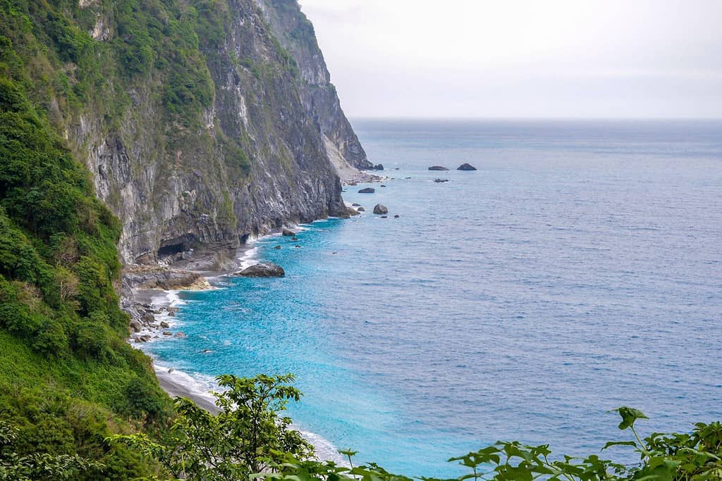 Ch'ing-shui Cliff (Qingshui Cliff) la zona più panoramica e le scogliere costiere più alte di Taiwan con acqua di mare turchese e smeraldo situata nel Parco Nazionale Taroko, distretto di Xiulin, Hualien, Taiwan