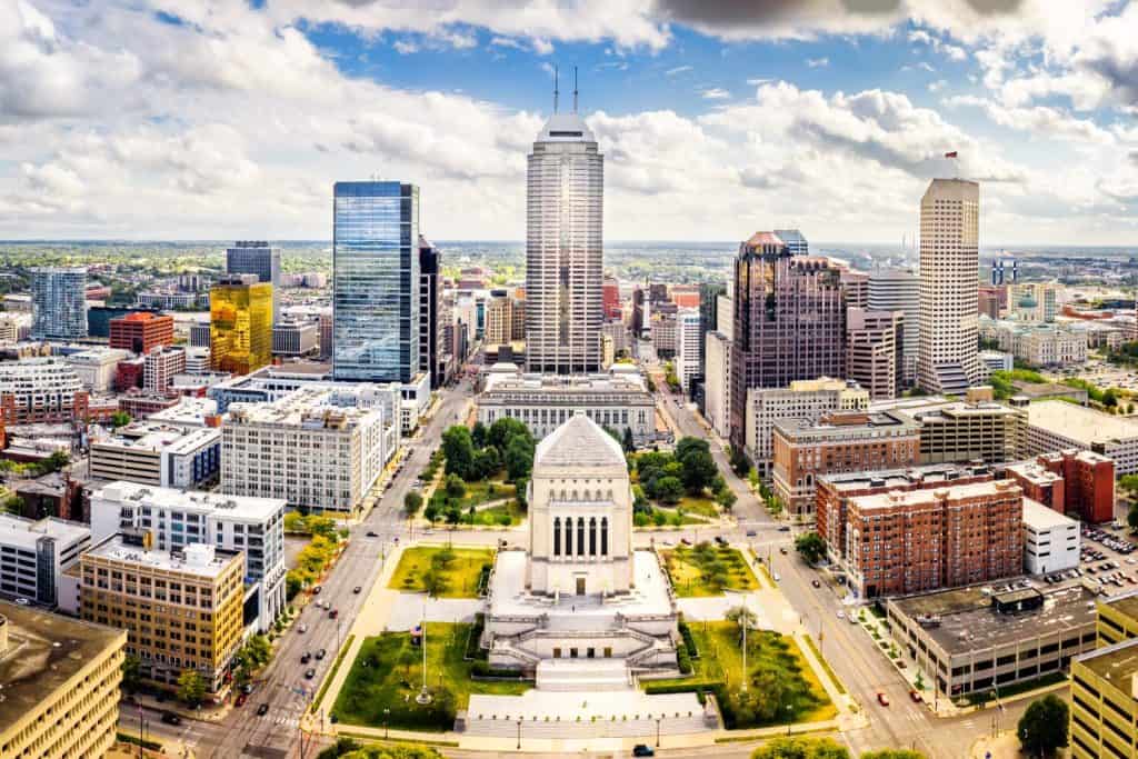 Veduta aerea di Indianapolis, skyline dell'Indiana sopra l'Indiana World War Memorial e il parco universitario e lungo le strade Meridian e Pennsylvania.
