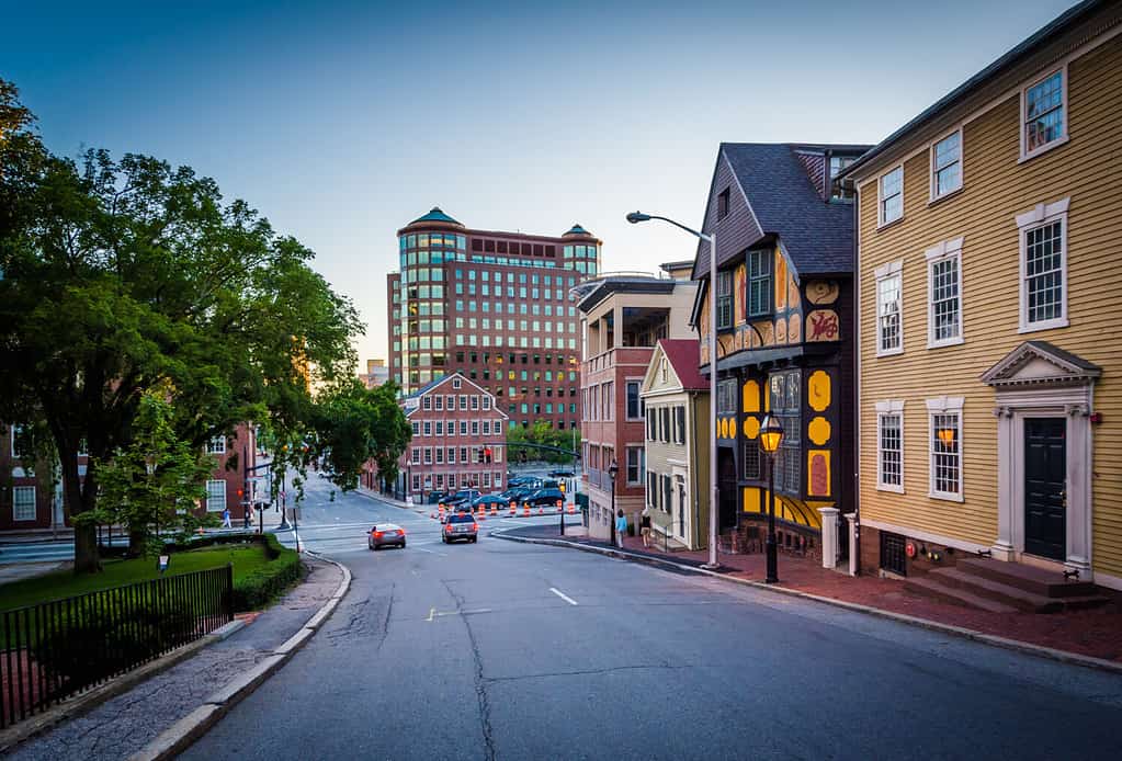 Edifici lungo Thomas Street, a Providence, Rhode Island.