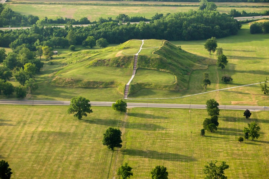 Veduta aerea dell'antico tumulo dei nativi americani Cahokia Mounds, Illinois, Stati Uniti