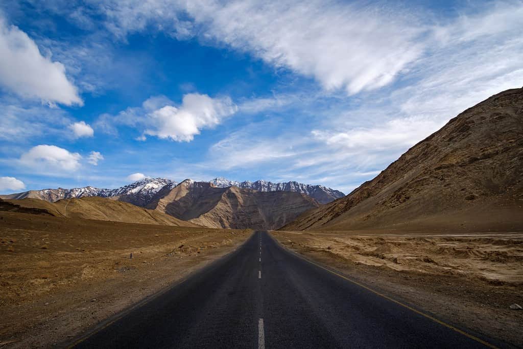Magnetic Hill è una collina a gravità, il famoso luogo situato vicino a Leh, nella regione del Ladakh, Jammu e Kashmir, in India.