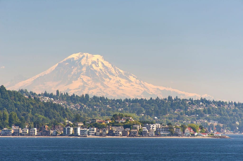 Stati Uniti, Stato di Washington, Seattle.  Vista del Monte Rainier oltre West Seattle e Alki Beach.