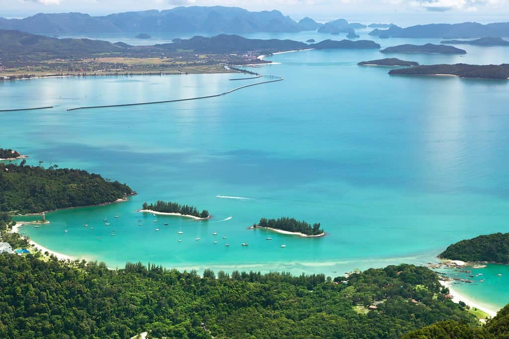 Bellissima vista della costa dell'isola di Langkawi, Malesia