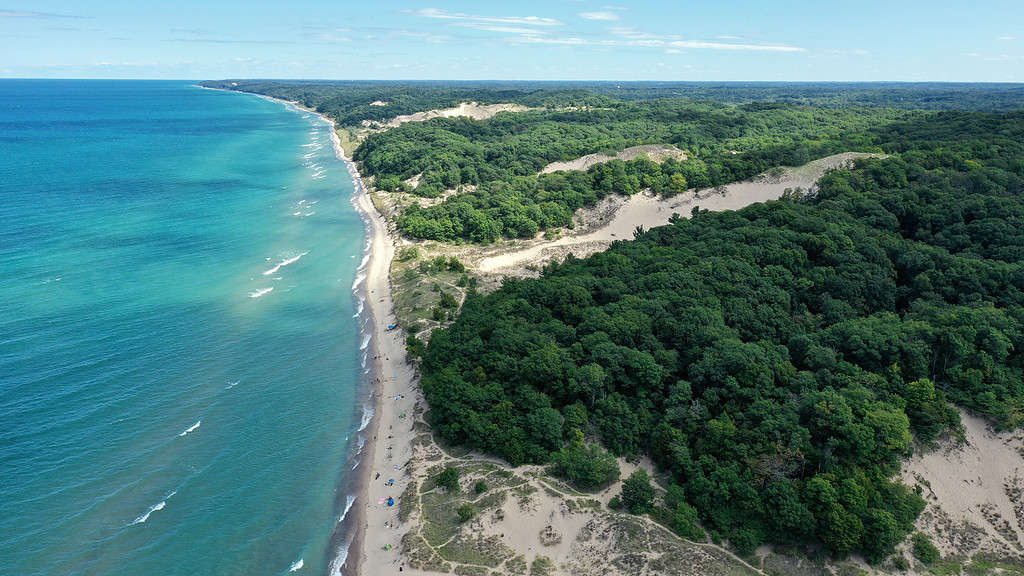 Veduta aerea del lago Michigan e del Warren Dunes State Park