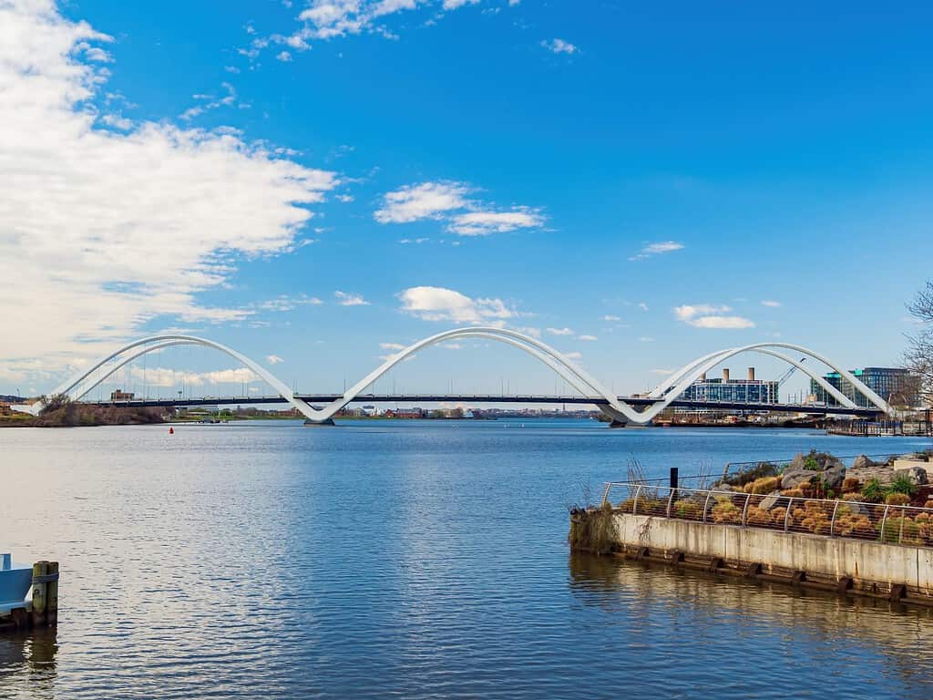 Vista soleggiata del Frederick Douglass Memorial Bridge a Washington DC