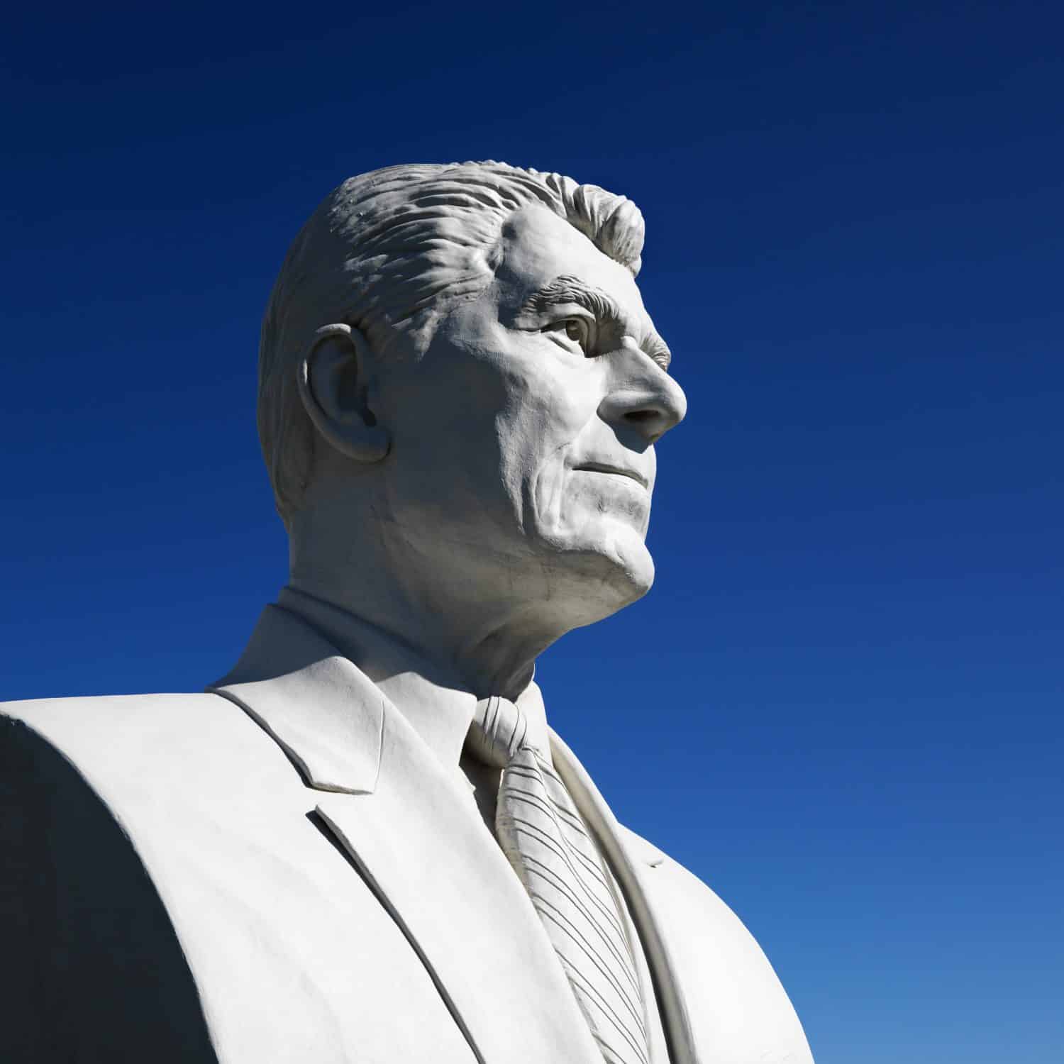 Busto della scultura di Ronald Reagan contro il cielo blu nel President's Park, Black Hills, South Dakota.