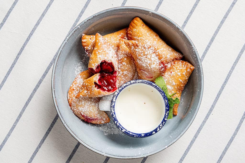 tortini fritti con ciliegia e menta