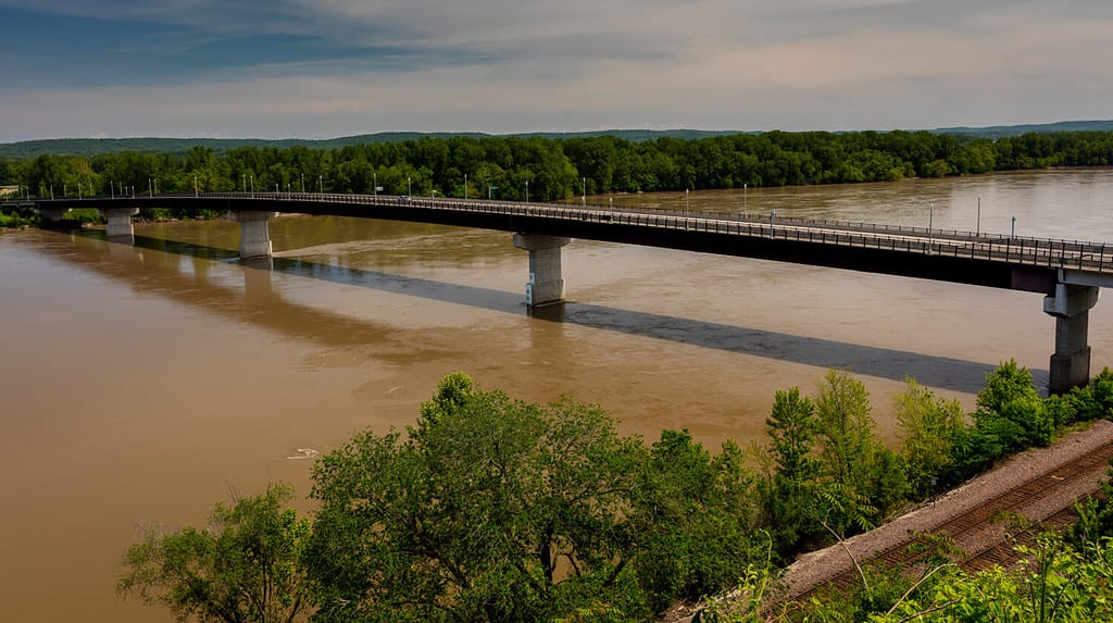 17 MAGGIO 2019, HERMANN MISSOURI USA - Il ponte Hermann era un ponte a traliccio a sbalzo sul fiume Missouri a Hermann, Missouri, tra Gasconade e la contea di Montgomery