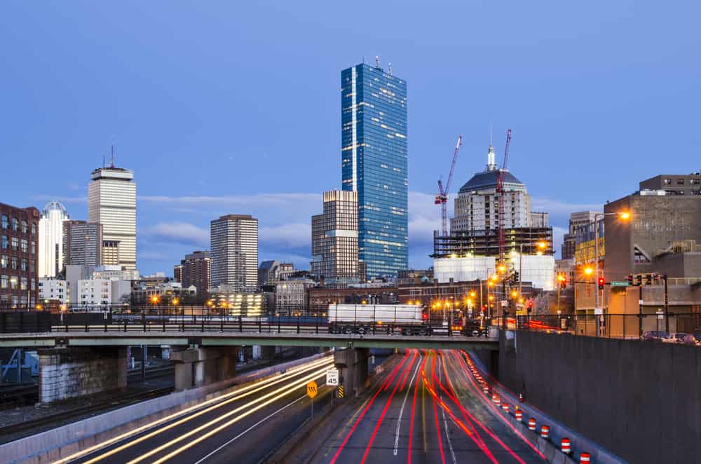 Orizzonte di Boston, Massachusetts sopra l'autostrada.