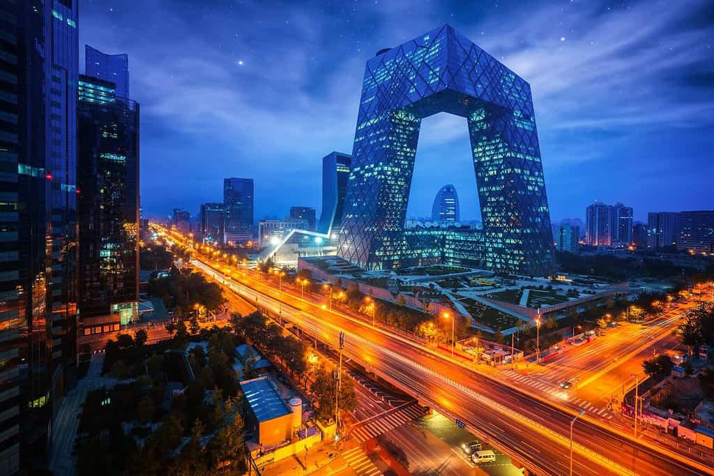 Paesaggio urbano notturno con edificio e strada nella città di Pechino, Cina