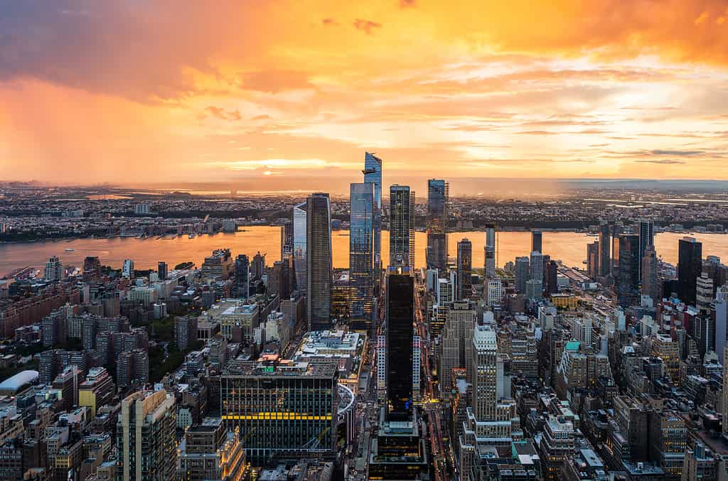 Uno splendido tramonto colorato durante un temporale sugli Hudson Yards a New York City.