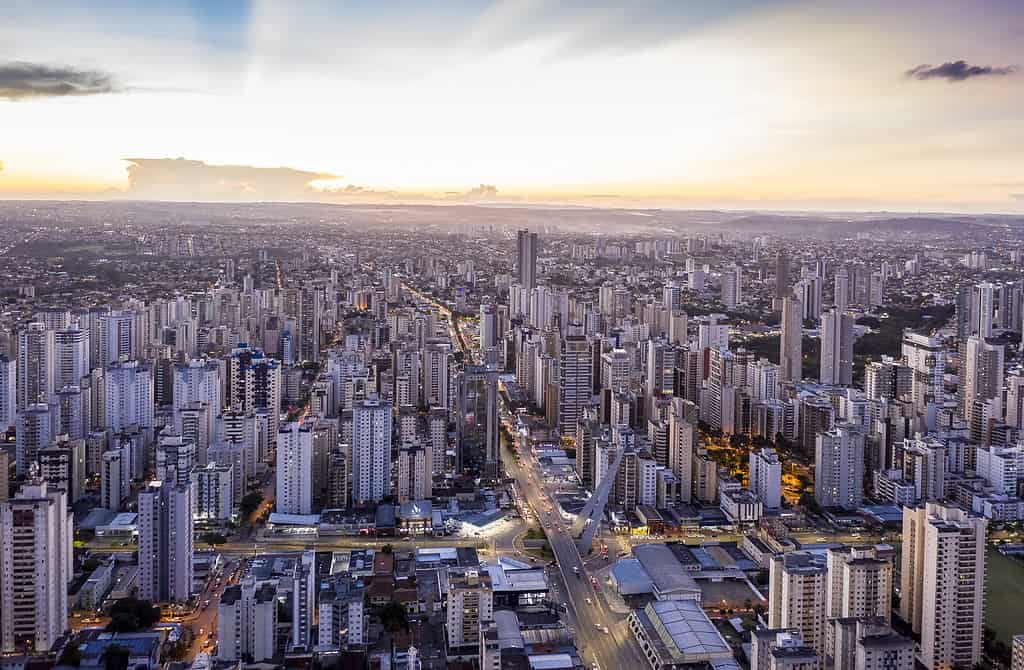 Tramonto con edifici nel settore occidentale di Goiania, Goiás, Brasile,