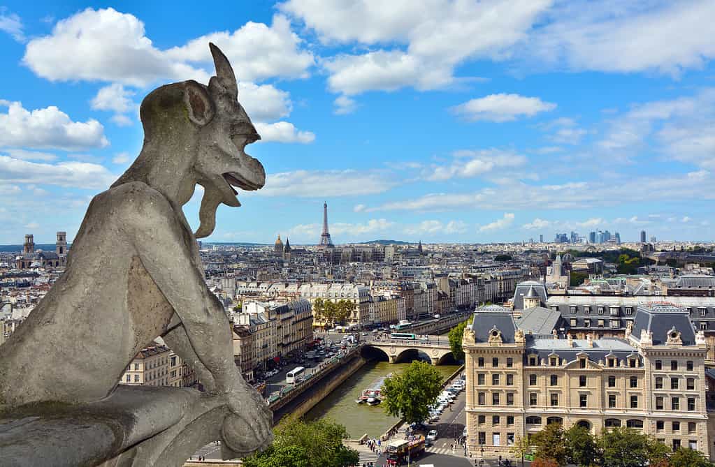 Cattedrale di Notre Dame di Parigi.  Famosa Chimera (demone) che domina la Torre Eiffel.  Parigi, Francia