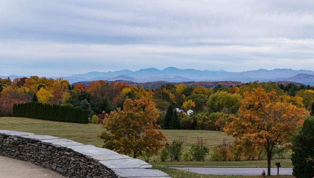 vista del fogliame autunnale e delle montagne Adirondack a New York da Overlook Park a South Burlington, Vermont
