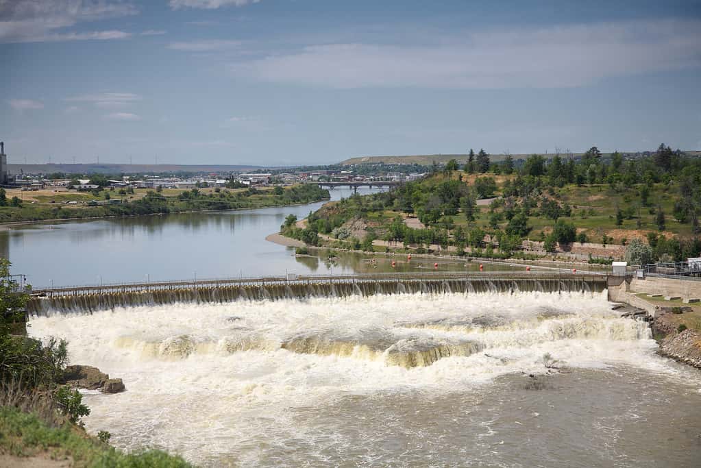 Il fiume Missouri scorre sopra la diga di Great Falls
