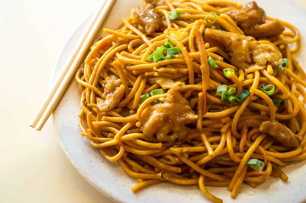 Cibo cinese gustoso pollo lo mein noodles al ristorante