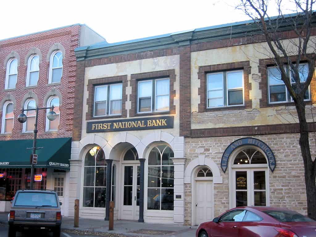 La prima banca nazionale a Northfield, Minnesota, derubata dalla banda James-Younger il 7 settembre 1876. Ora è un museo, non più una banca operativa.  Questo si trova all'interno del w:Scriver Block Building.