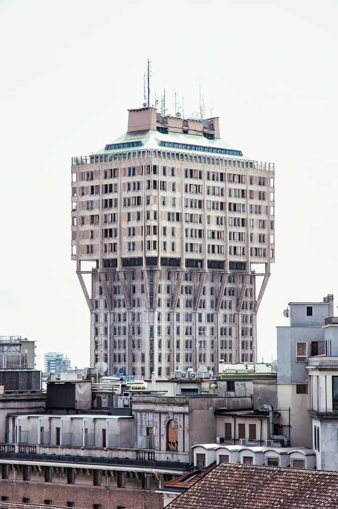 La Torre Velasca è un grattacielo costruito negli anni '50 a Milano, Italia.  Scena architettonica.
