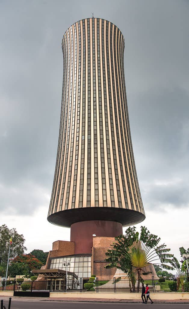 Torre Nabemba nel centro città di Brazzaville, Repubblica del Congo.  Edificio di architettura dell'Africa occidentale.