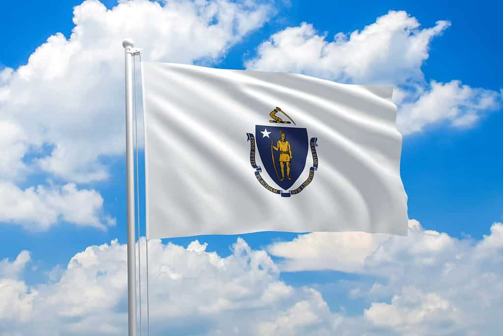 Bandiera del Massachusetts che sventola nel vento sul cielo nuvoloso.  Tessuto di alta qualità.  Concetto di relazioni internazionali